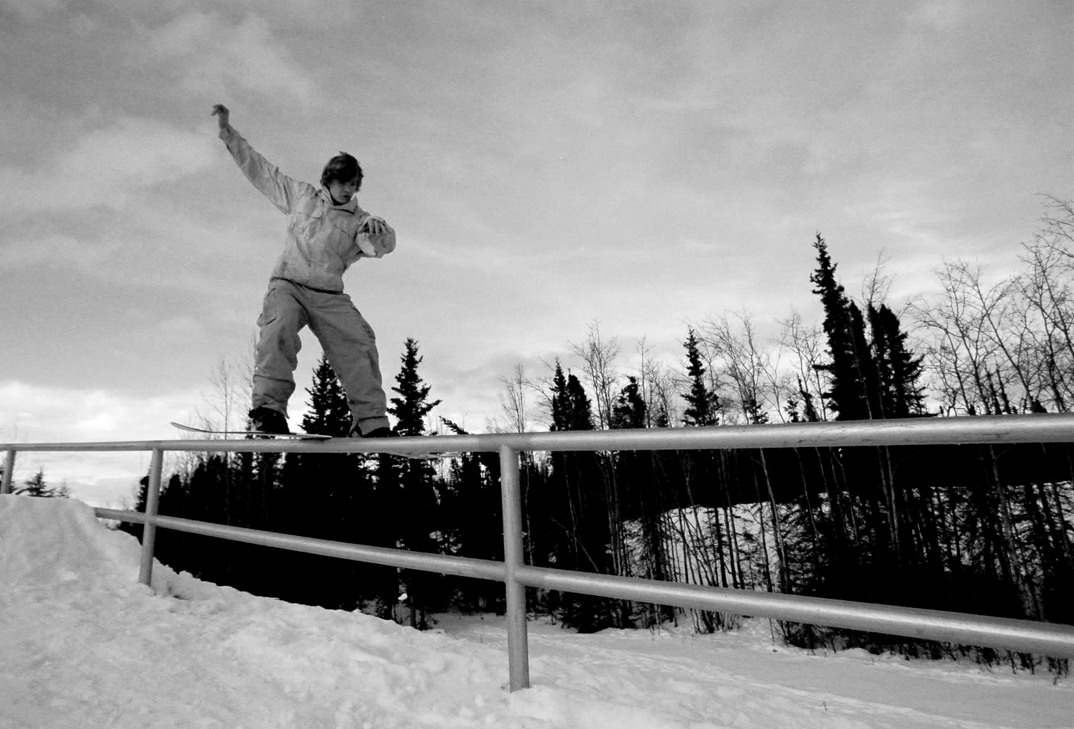 Frontside_boardslide_-_snowboarding